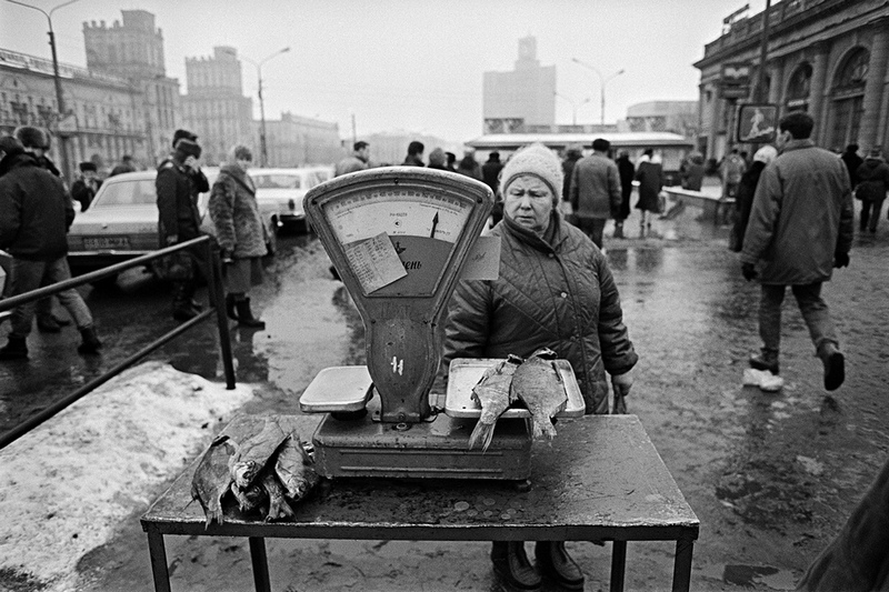 Торговля рыбой на привокзальной площади. Минск, январь 1992 / © Сергей Брушко