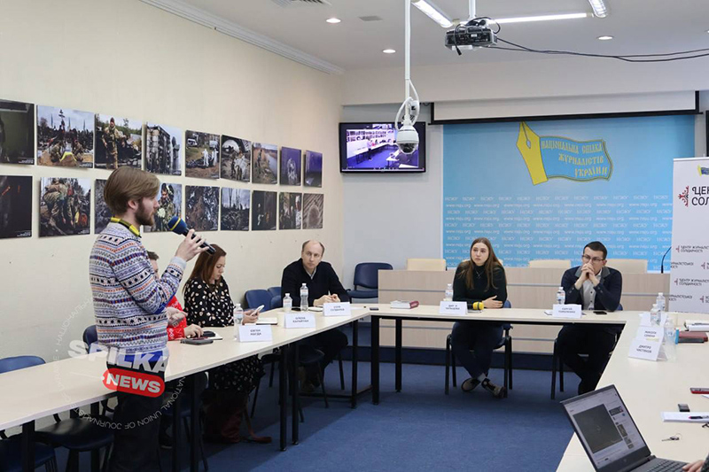 Алесь Мінаў падчас сустрэчы беларускіх і ўкраінскіх журналістаў у Кіеве. Фота: SPILKA news