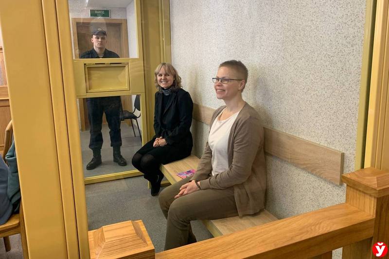 Людміла Чэкіна і Марына Золатава падчас вынясення прысуду. 17 сакавіка 2023 года. Фота: Mlyn
