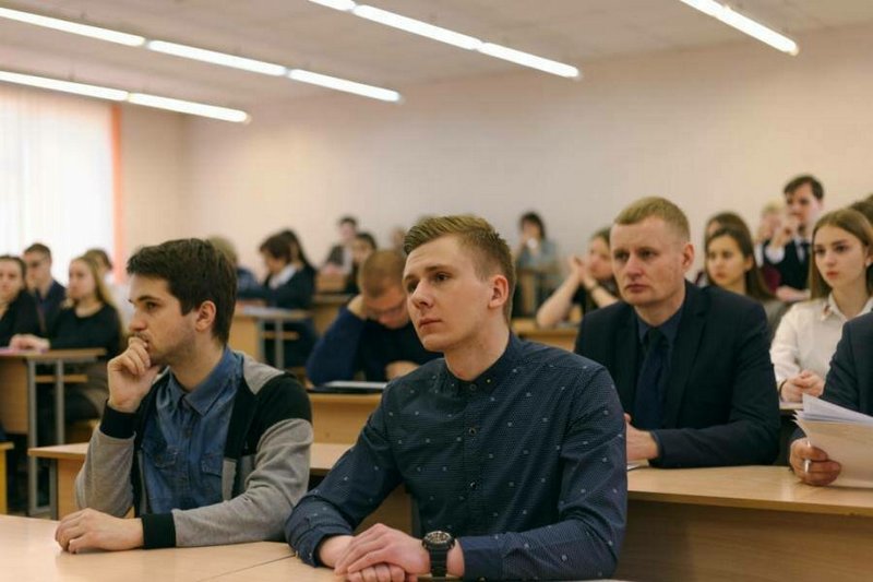 Антон Дзеручэнка (злева) з Мікітам Рачылоўскім (справа) за адной партай. Фота: асабісты альбом Антона Дзеручэнкі