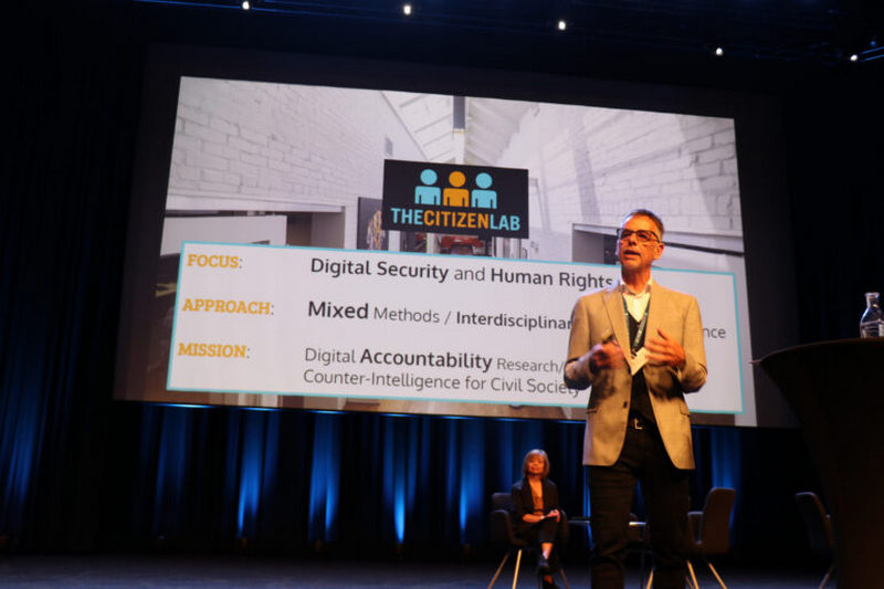 Рон Дейберт из Citizen Lab выступает на GIJC23. Изображение: Рокки Кистнер для GIJN