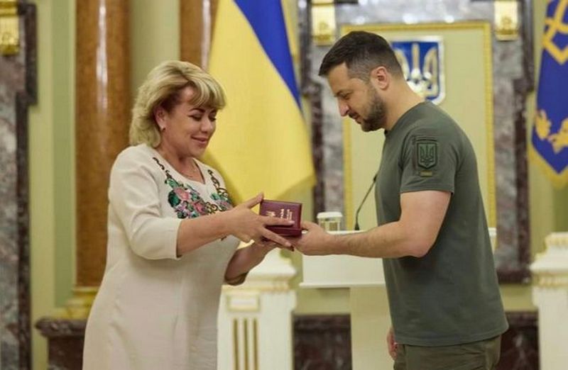 Святлана Томаш атрымлівае ордэн Княгіні Вольгі ІІІ ступені. Фота: nsju.org