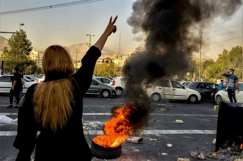 Иранцы протестуют против смерти 22-летней Махсы Амини после того, как она была задержана полицией нравов, Тегеран, 1 октября 2022 года. (AP Photo/Middle East Images)