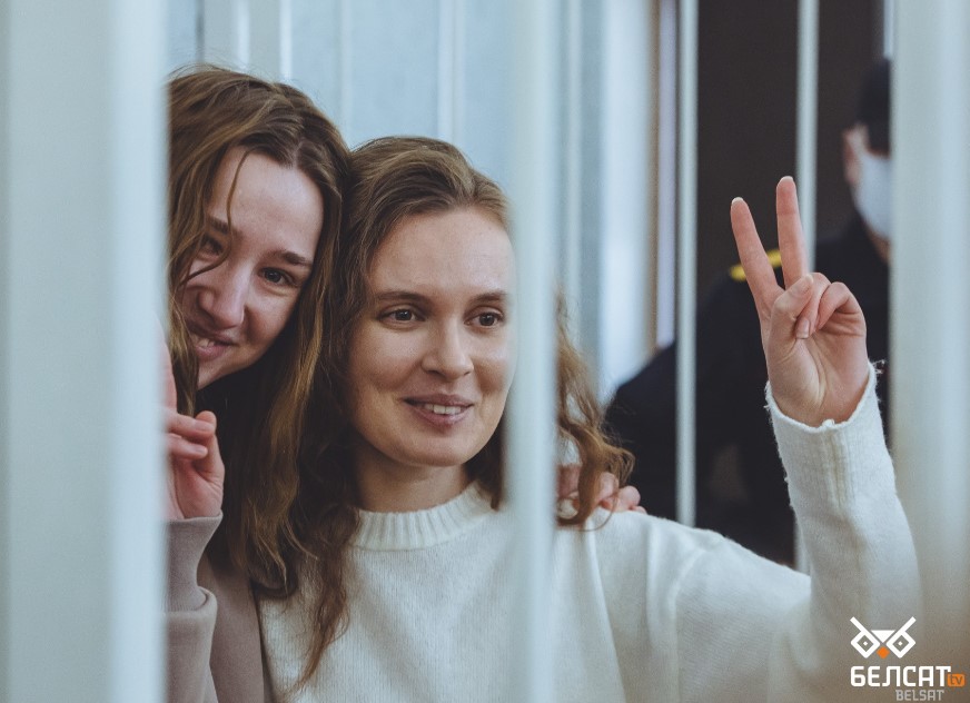Журналісткі Кацярына Андрэева і Дар’я Чульцова ў апошні дзень суда ў Менску, Беларусь. 18 лютага 2021 года. Фота: Белсат