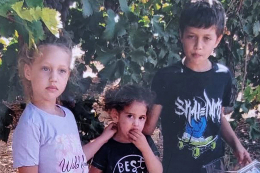 Эбігэйл са старэйшымі сястрой і братам. Фота: Ynet