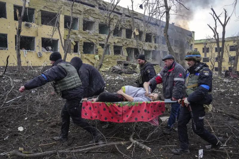 Марыупаль на Азоўскім моры стаў першым горадам, які зазнаў удар, калі Расія пачала поўнамаштабнае ўварванне ва Украіну / Associated Press