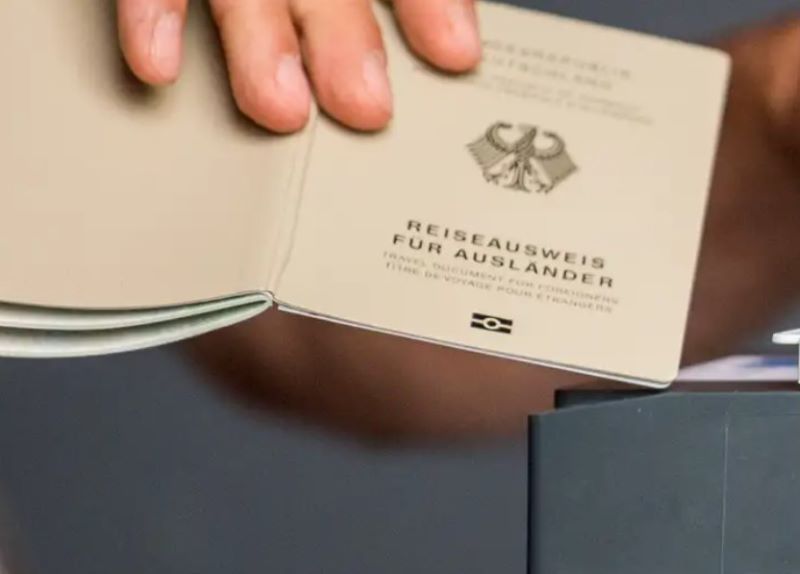 Немецкий проездной документ для иностранцев. Фото: Lino Mirgeler/dpa/picture alliance