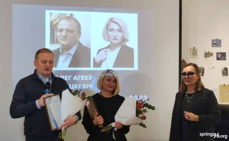 Намеснік старшыні Беларускай асацыяцыі журналістаў Алег Агееў і адвакатка Наталля Мацкевіч падчас цырымоніі ўзнагароджання. 10 снежня 2023 года. Фота: «Вясна»