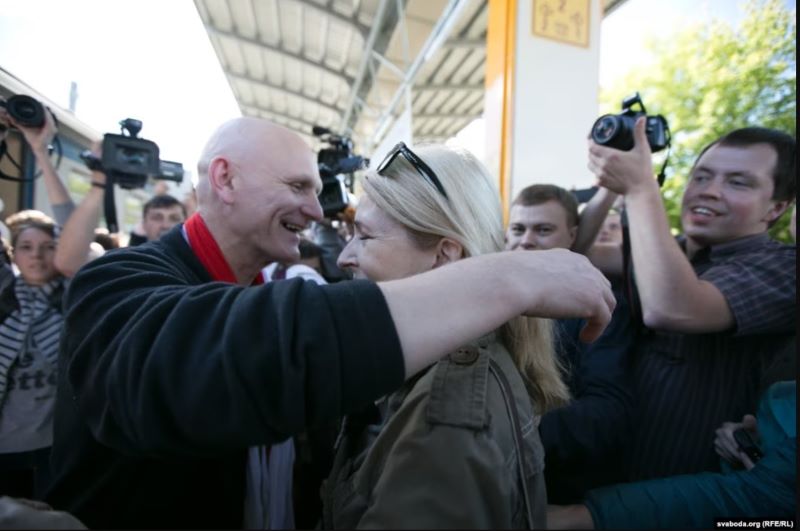 Сустрэча Алеся Бяляцкага з жонкай Натальляй на менскім чыгуначным вакзале пасьля вызваленьня 21 чэрвеня 2014