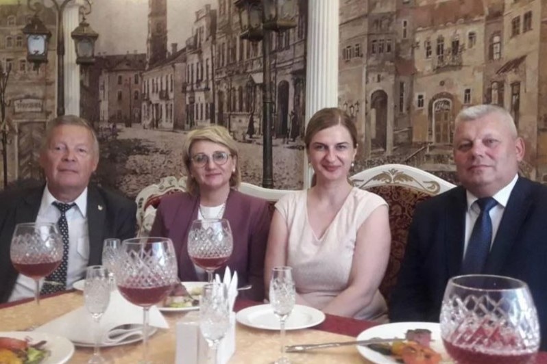 Агнешка Півар разам з мэрам Гродна Мечыславам Гоем, намесніцай мэра Зояй Кулеша і кіраўніком Гродзенскага адзялення Саюза палякаў на Беларусі Казімірам Знайдзінскім. Жнівень 2021 г. Фота: старонка Agnieszka Piwar / Facebook
