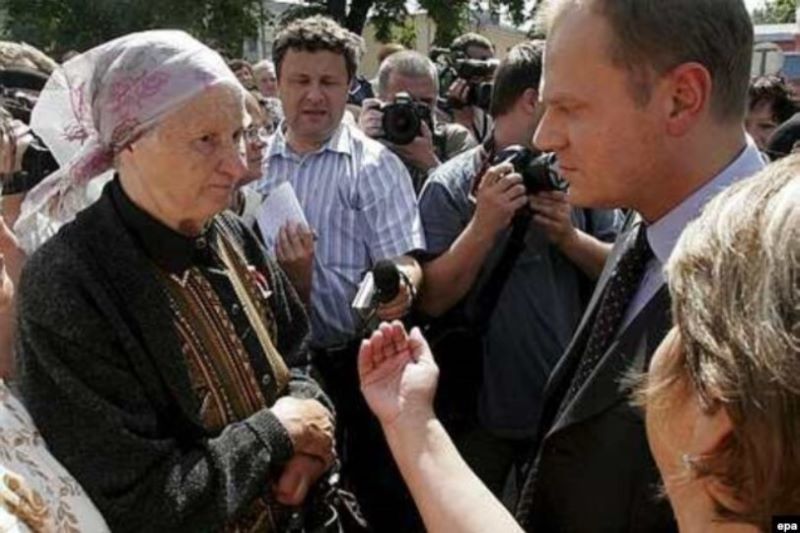 Дональд Туск разговаривает с гродненцами. Источник: wiadomosci.wp.pl