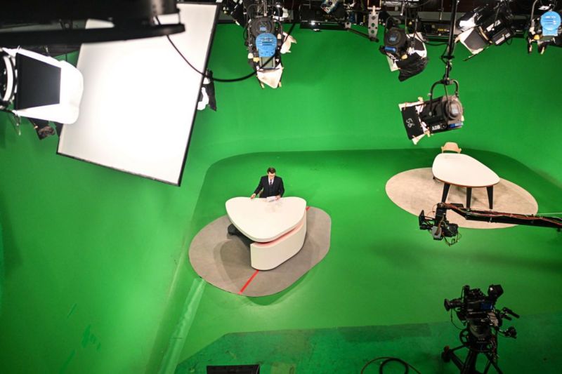 Наблюдатели отмечали, что первые выпуски новостей на обновленном TVP, похоже, производились в спартанских условиях. Фото: GETTY IMAGES