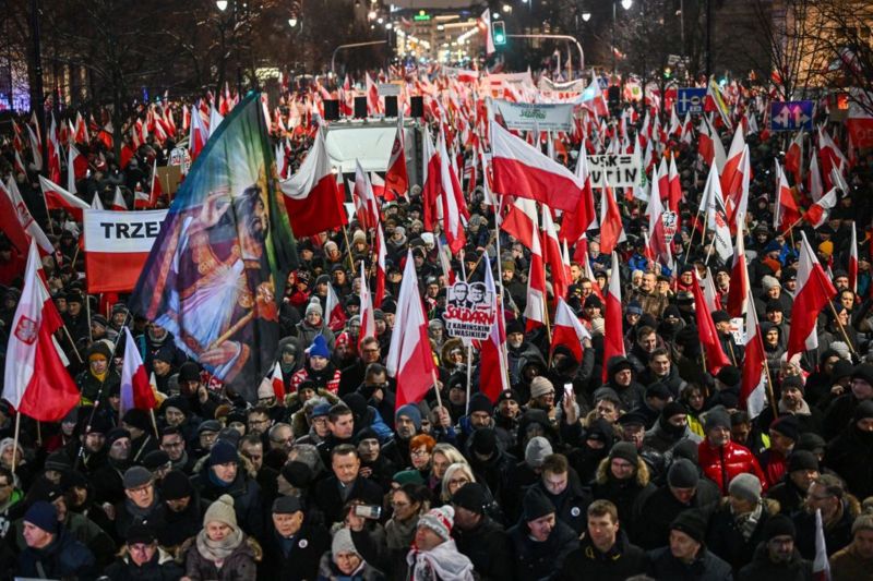 Участники «Марша свободных поляков» 11 января не ограничивались лозунгами, касающимися ситуации вокруг TVP. Фото: GETTY IMAGES