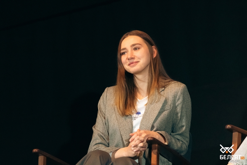 Дар’я Чульцова – журналістка Белсату, гераіня гісторыі, якую ўзнаўляе фільм Мары Тамковіч «У жывым эфіры», на дыскусіі пасля паказу фільму ў кінатэатры «Ілюзіён» у межах кінафестывалю «BULBAMOVIE». 20 лістапада 2022 года, Варшава. Фота: Зоркастая / Белсат
