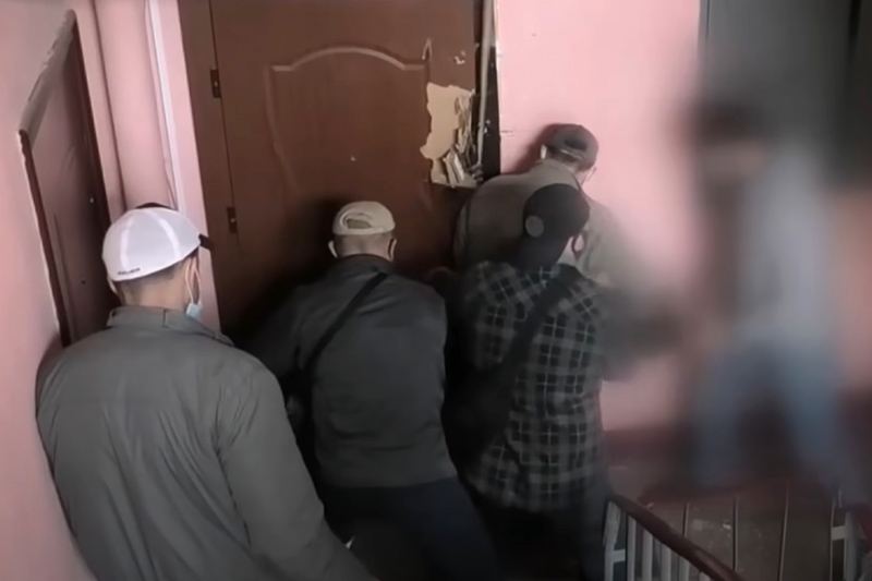 Так выглядалі супрацоўнікі КДБ, якія ўварваліся ў кватэру мінскага айцішніка Андрэя Зэльцэра (хлопец быў застрэлены). Фота: скрыншот аператыўнага відэа