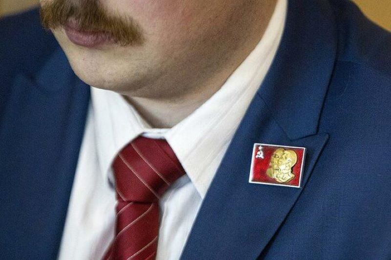 Коммунистический значок Альберта Сантина. Фото: «Мінская праўда»