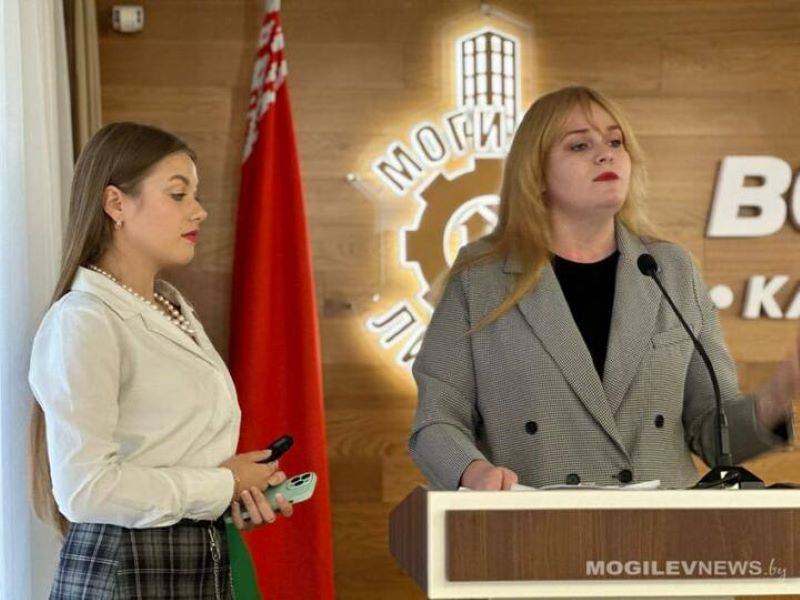 Корреспондентки Mogilevnews.by Ксения Буглак (слева) и Кристина Бармуцкая (справа) на выступлении перед коллективом предприятия «Могилевлифтмаш», октябрь 2023 года. Фото: «Могилевские ведомости» / Сергей Лосев
