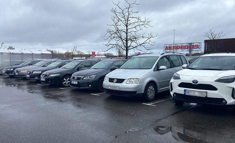 З аўтамабіляў на фота толькі Volkswagen мае беларускія нумары. Фота: БАЖ