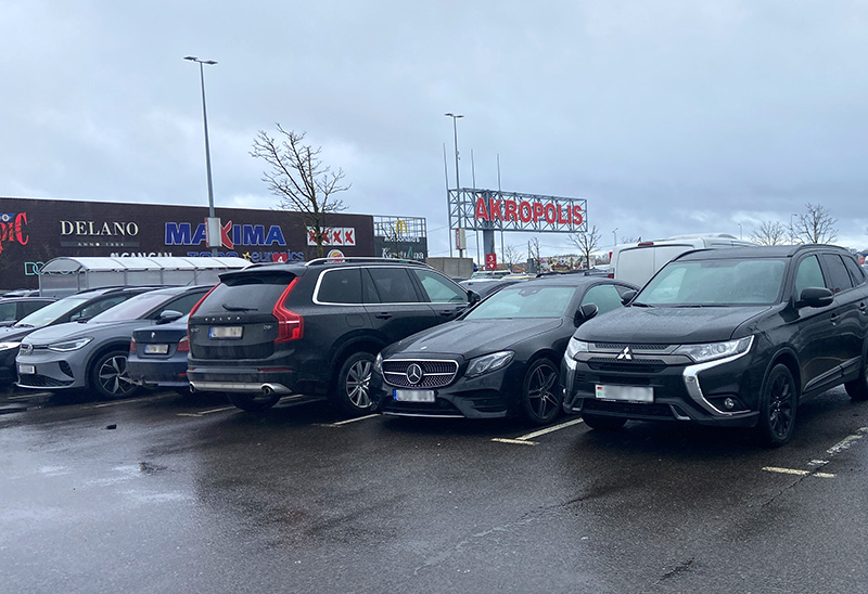 На гэтым здымку толькі Mitsubishi прыехаў з Беларусі. Іншыя аўтамабілі — мясцовыя. Фота: БАЖ