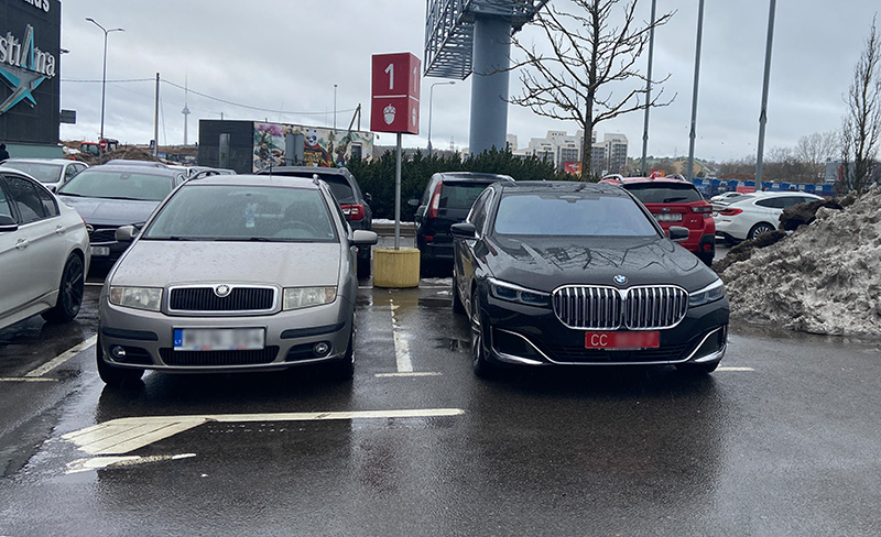 Той самы BMW з дыпламатычнымі нумарамі, якія былі атрыманыя ў Беларусі. Фота: БАЖ