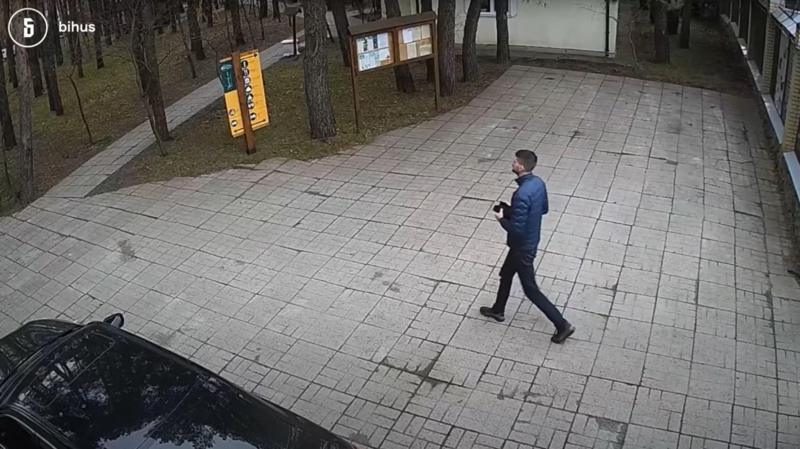 На кадрах с камер наблюдения — сотрудник Департамента защиты национальной государственности СБУ Игорь Кравченко. Фото: Bihus.info