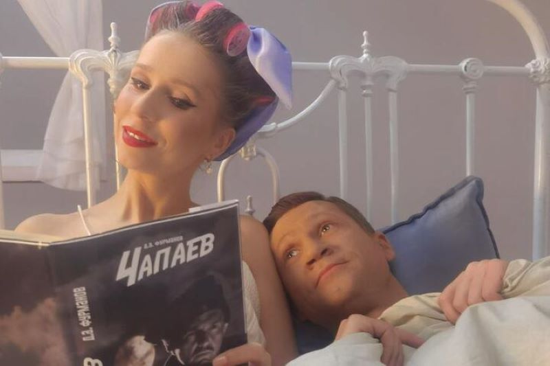 Нелла Агренич в роли «идеальной женщины» и Денис Сорока в роли «идеального мужчины». Кадр из проекта «Давай его дождемся»