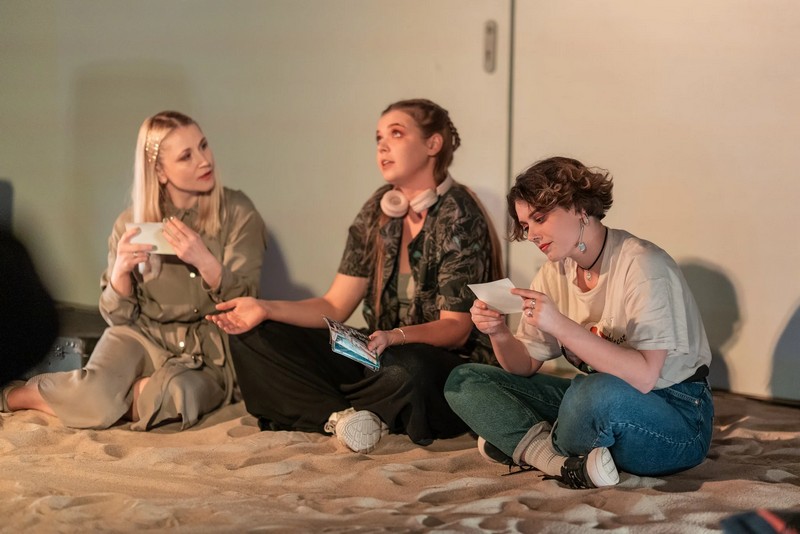 Сцэна са спектакля «Да дому наўпрост 10 гадзін язды». Фота: teatrszekspirowski.pl