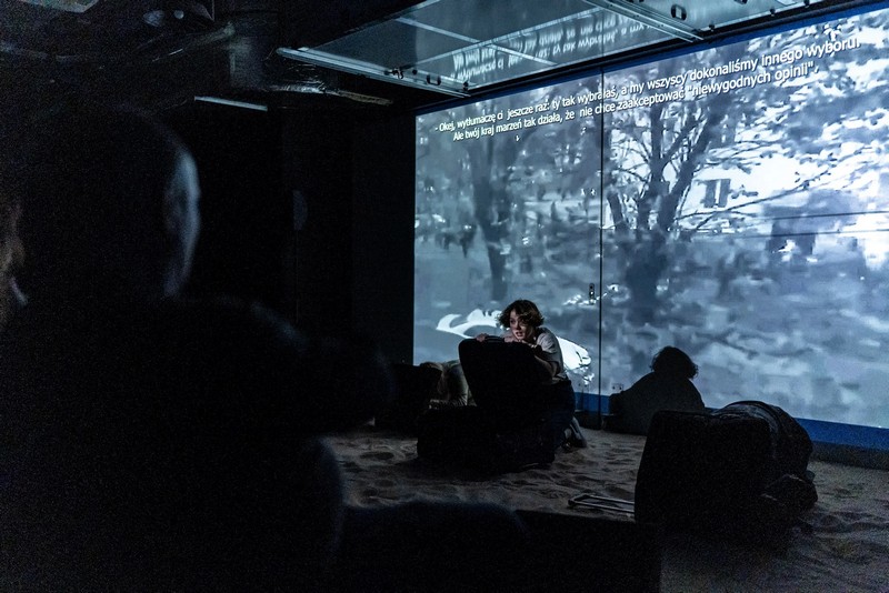 Сцэна са спектакля «Да дому наўпрост 10 гадзін язды». Фота: teatrszekspirowski.pl