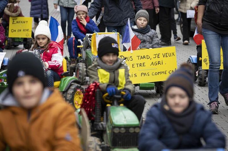 Дети фермеров на педальных тракторах участвуют в акции протеста в поддержку своих родителей в рамках общенациональных демонстраций, организованных несколькими фермерскими профсоюзами, Страсбург, 31 января 2024 года. Фото: Reuters