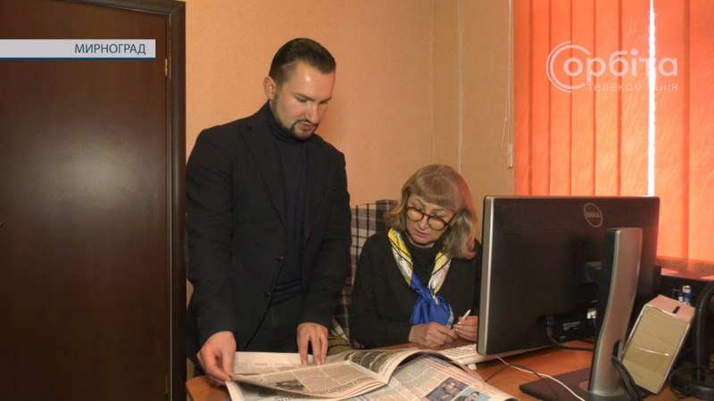Галоўны рэдактар выдання «Рідне місто» Максім Забеля і яго намесніца Нона Кірычэнка. Скрыншот відэа тэлекампаніі «Орбіта»