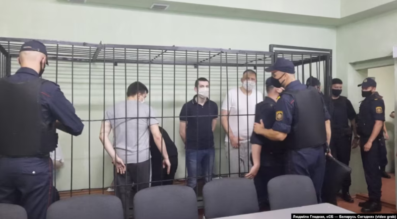 Гомель, чэрвень 2021. Суд над блогерамі і палітыкамі. У клетцы — стаяць тварам наперад Ігар Лосік, Сяргей Ціханоўскі