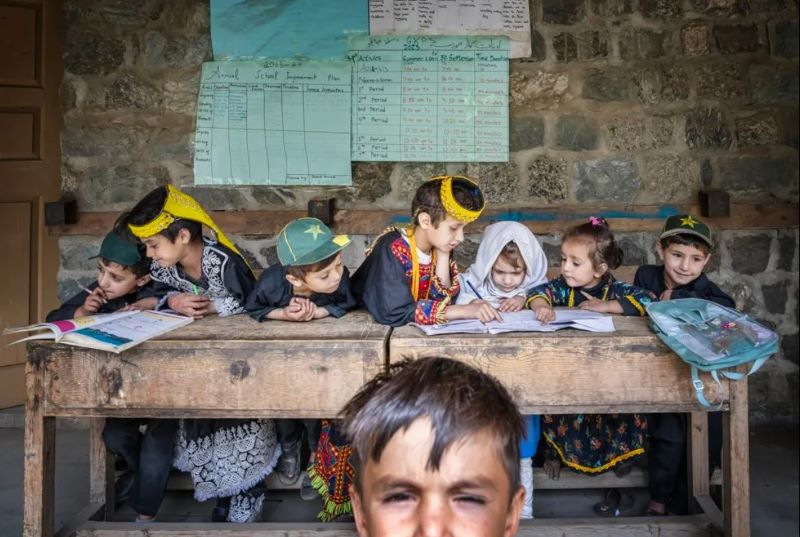 Дзеці народнасці калашы, што жыве на мяжы Пакісана і Аўганістана, у школе. Гэта адна з нешматлікіх школ у гэтай мясцовасці, дзе яшчэ засталося сумеснае навучанне хлопчыкаў і дзяўчынак. Фота зрабіў Ф. Дзілек Юрдакул з Турцыі (катэгорыя «Візуальныя гісторыі»)
